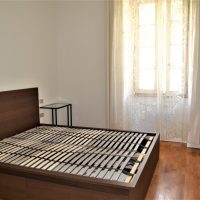 Camera da letto prima dell'intervento di home staging